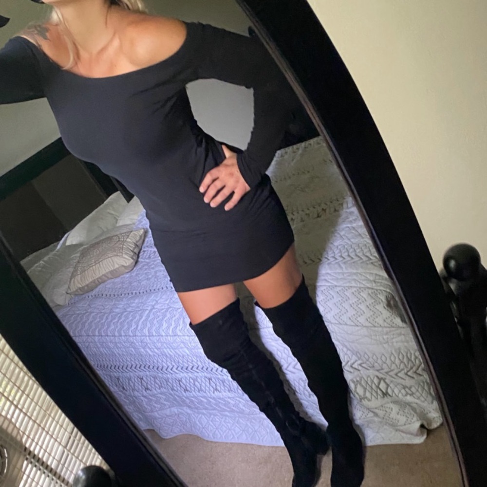 Black off the shoulder long sleeve express dress